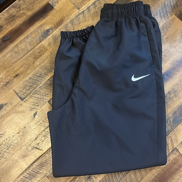 Brand new without tags Nike woven  joggers - Picture 5 of 8